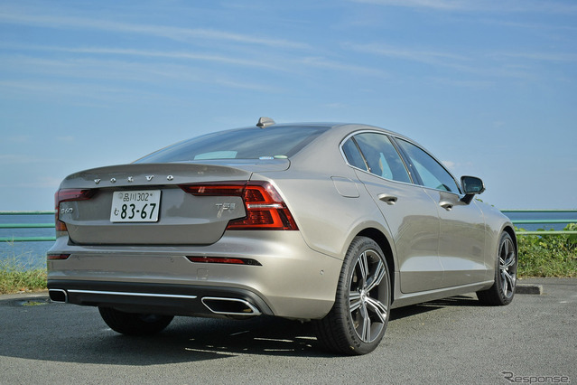 ボルボ S60 T5 Inscriptionのリアビュー。ワゴンモデル『V60』をセダンに整形して作られたが、その不自然さを非常に上手く“アク”に昇華させているのが印象的だった。