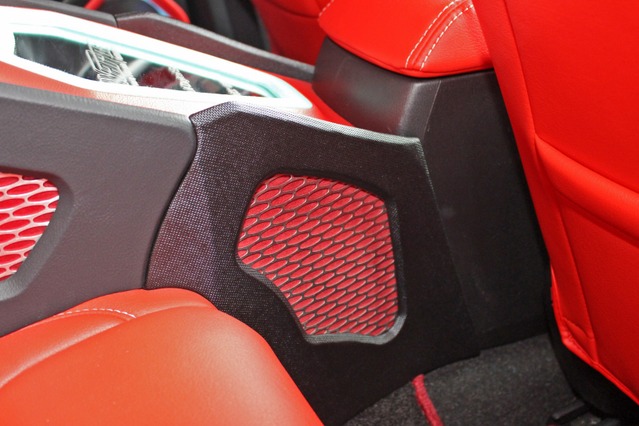 ボックスは後席のシートバックとフロントシートのセンターコンソールに挟み込むようにして固定されている。脱着も可能だ。