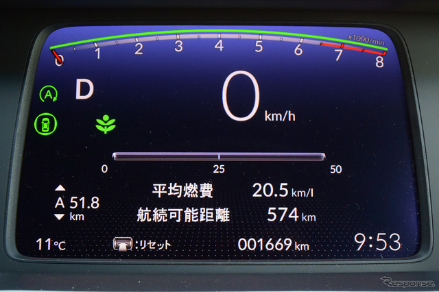 インパネはフル液晶。凝った表示は一切ないが、非常に見やすかった。