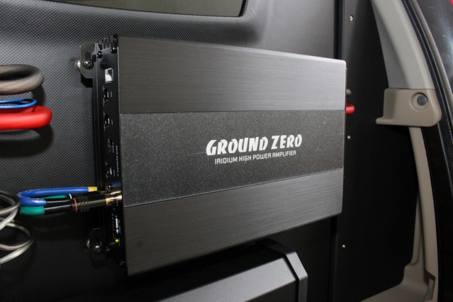 上部にはグラウンドゼロのGZIA 4115HPXをインストール。ブラックのフェイスパネルが漆黒のウォールに溶け込む。