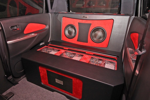 リアシートのスペースを丸ごと使ったアンプラック＆ウーファーボックス。ブラックとレッドのコントラストが鮮烈だ。