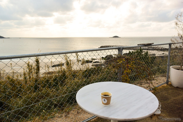野外のテーブルで海を見ながら飲むコーヒーもまた良きものだった。