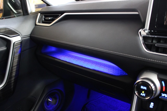グローブボックス上部にはブルーのイルミを間接照明で用いる。車内の各所に使われているブルーのイルミと合わせた処理だ。