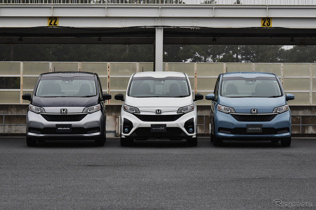 左から、ノーマルのホンダ フリード、バンパーだけをノーマルとしサスペンションなどをモデューロXのものに変更した実験車、エアロバンパーなどを装着したフル装備のフリード モデューロX