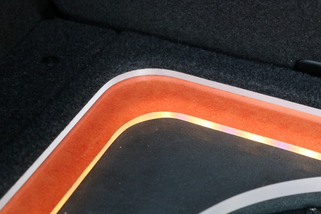 ラゲッジのオーディオボード外周部にはボディカラーと合わせたオレンジを配色。アクリル＋LEDを使ったイルミ処理も加えた。