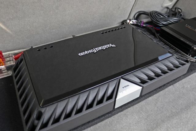 パワーアンプにはロックフォードのパワーシリーズT600-4をインストール。定評の高品質パワーアンプで高音質を狙う。