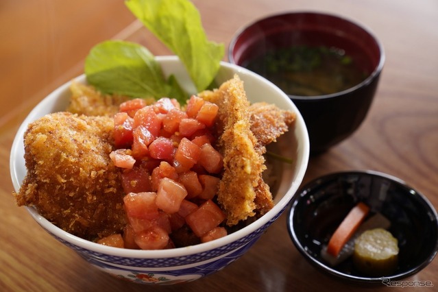 「秩父うさぎだ食堂」の わらじカツ