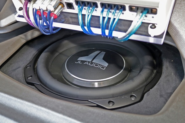 フロアにフラットにインストールさせているのがJLオーディオのサブウーファー・10TW3。パンチの効いた低音を響かせる。