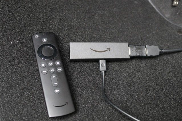 amazon Fire TV Stickを車内で利用しているオーナー。サイバーナビの通信を利用して多彩なコンテンツを視聴できる。