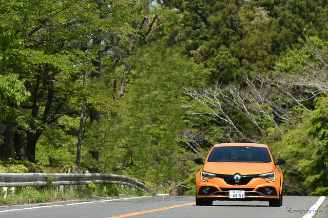 高速道路でも、わずか数秒で制限速度に到達してしまう。日本の公道では、一瞬の加速フィールを味わうのが限界だろう