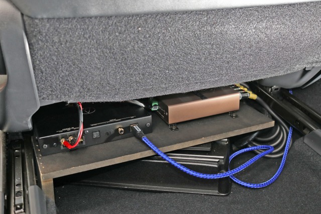 助手席のシート下にはラックを組んで上下二段にユニットをインストールする。下段にはARCオーディオのパワーアンプを設置。
