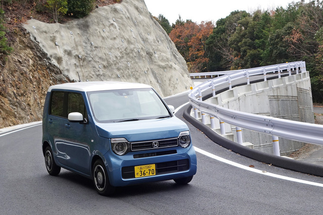 Nワゴンの走りは非常にしっかりしたものだった。ロール時の前サスペンションのジオメトリー変化が小さいとみえて、コーナリングGの強弱で特性がほとんど変化しない。後サスペンションの追従性も優秀。