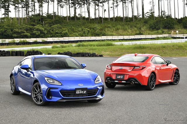 スバル BRZ 新型（青）とトヨタGR 86（赤）