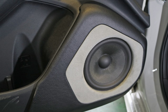 ミッドバスにはスカンジナビア165をチョイス。ファイバーグラス振動板を持つシンプルなデザインがアウターバッフルに映える。