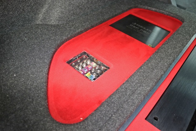 サイド部分に設置されるパネル面も赤の人工スエードでフィニッシュ。左右非対称のデザインも独特のムードを出す。