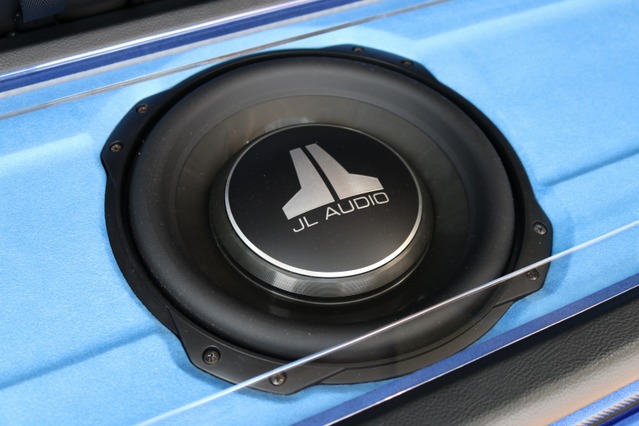 サブウファーには薄型構造が特徴のJLオーディオのTW3シリーズをチョイス。ラゲッジのトップ面を彩っている。