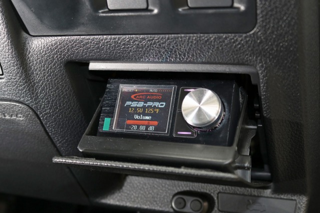 フタ付きのポケット部分にARCオーディオの操作部をビルトイン取り付けしている。運転席からも操作しやすい位置を選んだ。