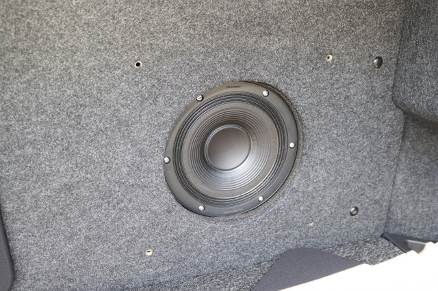 サブウーファーユニットにはパイオニアのTS-W10RSを2発チョイス。ステレオ再生で低音の立体感を表現した。