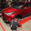 TOYOTA GAZOO Racingブースでカスタムパーツ交換を実演