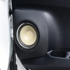 ロックフォードT3のミッドバスはドアにアウターバッフルで取り付けられる。スピーカー周辺のみを加工するシンプルな形状。