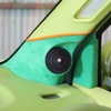 トゥイーター取り付け部は人工スエード、ピラー上部はレザーと異素材を組み合わせる。継ぎ目のオレンジのパイピング処理も効果的。