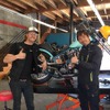 「Lucky Wheels Garage」のカスタムビルダー、エディンストンさんと、北米試乗会に参加したバイクジャーナリストの青木タカオ。