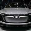 グリルの両側には約250個のLEDで構成されたライトを配して、外部にクルマの状況を知らせる役割を持たせている