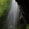 “知る人ぞ知る”「月待滝」。水量に応じて2本～3本とその見せ方は変わり、二筋の時は「夫婦滝」、三筋の時は「親子滝」とも呼ばれる。滝の裏側に回って風景を見るのもいい