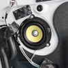 フォーカルのBMW用トレードインスピーカー『ES 100 K for BMW』の取り付けイメージ。スピーカーの土台部分の黒いパーツが『インナーバッフル』だ。