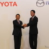 資本提携で握手するトヨタ自動車の豊田章男社長（左）とマツダの小飼雅道社長