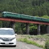 フリードハイブリッドで3800kmのロングツーリングへ。九州山地深部で写真を撮ろうとしていたところ、ちょうど観光列車「ゆふいんの森」号が通りがかった。