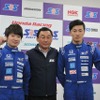 SRS-Fスカラシップを獲得した阪口晴南（左）と牧野任祐（右）、そして中嶋悟氏