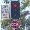 T字路に設けられた感応式の信号機。右折するときは青に変わるのを待つが、左折は、一時停止して安全が確認できれば赤でも曲がることができる。