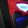 ２ピース構造で作られているパネルやスリットを用いた立体デザイン、人工スエードやアクリルを使い分けた処理などが見どころ。