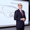 VW ゴルフ 次期型の生産計画を発表する同社の首脳