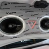 トランクリッドにはコアキシャルスピーカーをインストール。トランクナイトは異なるレザー処理で変化を付けている。