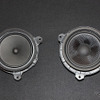 トヨタ・プリウスの純正ミッドウーファー（左）と、「FOCAL」スピーカー（右）。