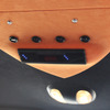 天井のライティングボードの前端部分にはレベルメーターと各種のスイッチ類を集中してレイアウトしている。