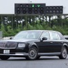 トヨタ センチュリー 新型に似つかわしくないサーキットのコースシグナルと。