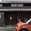 松尾芭蕉の生まれた家にて。細い路地もトゥインゴGTの超小回り性能をもってすれば楽々と抜けられた。