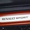 スカッフプレートにRENAULT SPORTの文字が。
