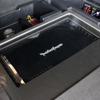 パワーシリーズのパワーアンプ/T600-4をインストール。こちらもフラットにラゲッジにビルトイン。アクリル処理も美しい。