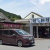 彦山駅の真正面にある鯉料理屋に立ち寄る。日田彦山線は昨年の豪雨以降、今も運休中のままだ。