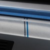 ブルーとパープルのピンストライプを加えているのも、このラゲッジの特徴。わずかな処理ながら全体の雰囲気をぐっと高めている。