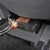 運転席のシート下にはザプコのパワーアンプをインストール。コの字型のマウントを使って下部にダクトを避けているのがアイデア。