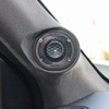 Ａピラーは左右非対称でワンオフ加工されている。ユートピアＭの印象的なトゥイーターをビルトインして存在感も満点。