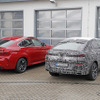 BMW X6 新型プロトタイプ（右）と現行型X6M