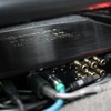 助手席のシート下にひっそりと取り付けられているP-SIX DSP MK2。狭いスペースにうまく収めた省スペース取り付けも光る。