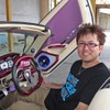 まだまだオーディオ面の進化を続けていくというオーナーの斎藤さん。限られたスペースを活用したインストールがお気に入りだ。