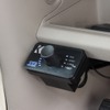 キッカーのIQをコントロールするリモコンをダッシュ下部に設置。バスブーストなどを手元でコントロールしている。